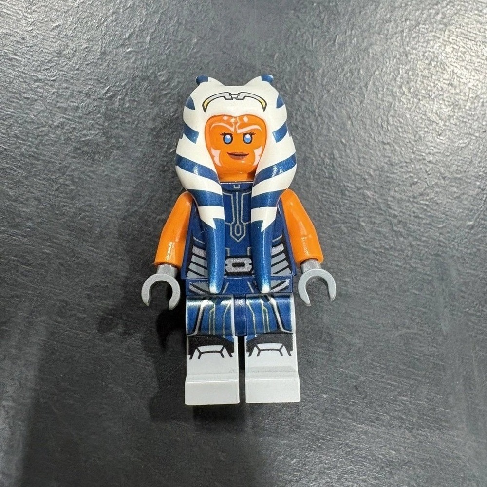 LEGO Star Wars Ahsoka Tano Minifigure sw1096 Dark Blue Jumpsuit 75283 75310